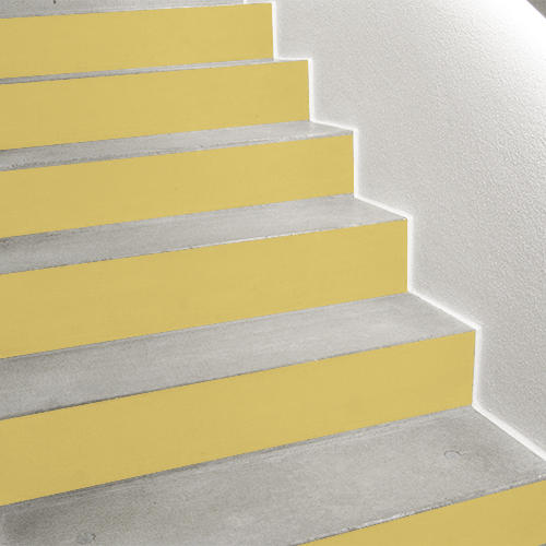 Apportez une touche de soleil dans vos escaliers modernes grâce à cette contremarche adhésive unie jaune curry qui personnalise votre déco d'escalier simplement et facilement.