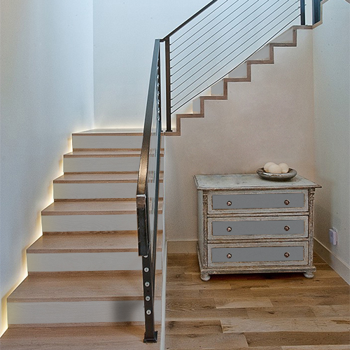 Les contremarches d'escalier unies grises peuvent aussi bien rénover un escalier en bois clair que venir personnaliser des tiroirs de commode.
