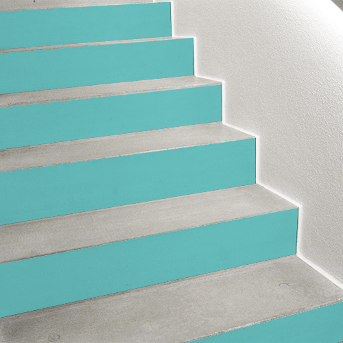 Adoptez une douce tendance bleu canard très apaisante dans vos escaliers moderne grâces aux contremarches adhésives unies bleu.