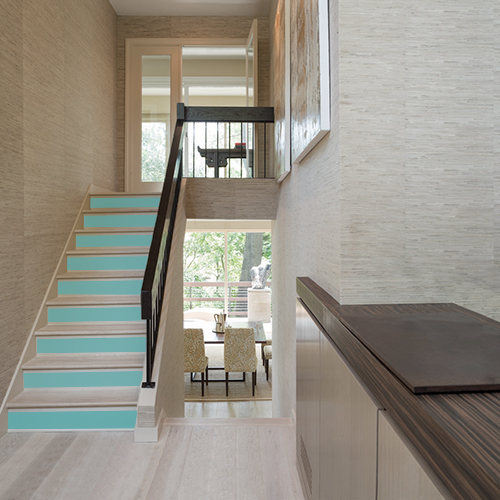 personnaliser un escalier moderne avec une contremarches adhésive déco unie bleu c'est parfait pour transformer la déco de son escalier avec un petit budget. Cette déco d'escalier moderne et rehaussée de la couleur bleu canard grâce aux stickers pour contremarches d'escalier qui apportent une atmosphère apaisante à petit budget.