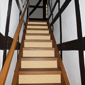 Escalier rustique rénové avec des contremarches adhésives design au motif géométrique qui sont des losanges imprimés .