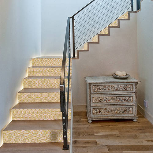 Les contremarches d'escalier losange jaune doré peuvent aussi bien rénover un escalier en bois clair que venir personnaliser des tiroirs de commode.