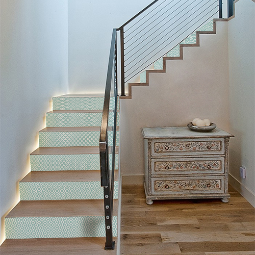 Les contremarches d'escalier losange vert peuvent aussi bien rénover un escalier en bois clair que venir personnaliser des tiroirs de commode.