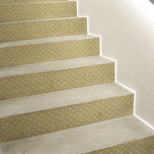 Escalier en béton personnalisé avec une contremarches d'escalier croix trait et rond doré