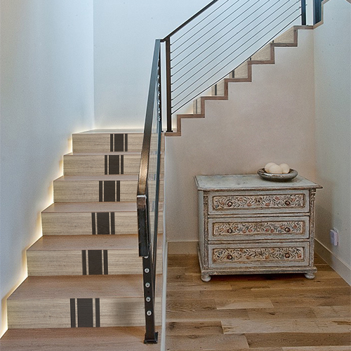 Les contremarches d'escalier bois blanc et brun peuvent aussi bien rénover un escalier en bois clair que venir personnaliser des tiroirs de commode.