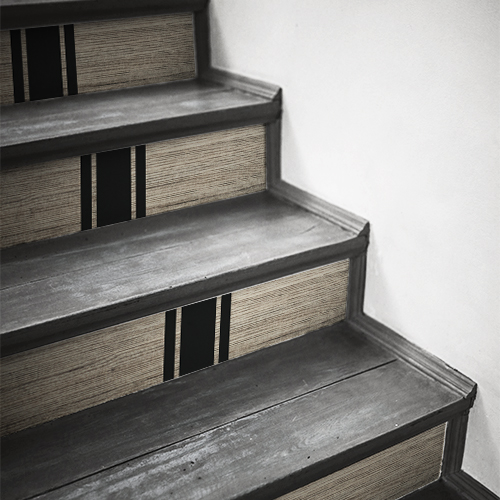 Sticker contremarche d'escalier avec imitation bois blanc et motifs rectangulaires au milieu