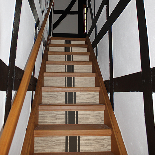 Escalier rustique rénové avec des contremarches adhésives design au motif bois blanc avec motifs marron au milieu