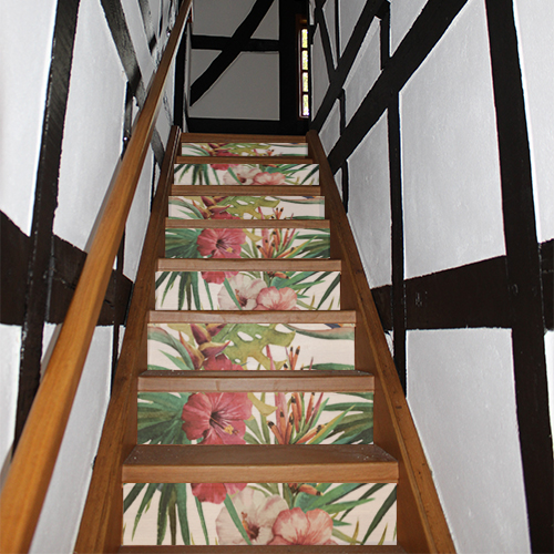 Escalier rustique rénové avec des contremarches adhésives design au motif floral peinture qui sont des fleurs jungle imprimées