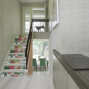 Cage d'escalier maison moderne avec contremarches personnalisées au motif fleur exotiques colorées pour égayer