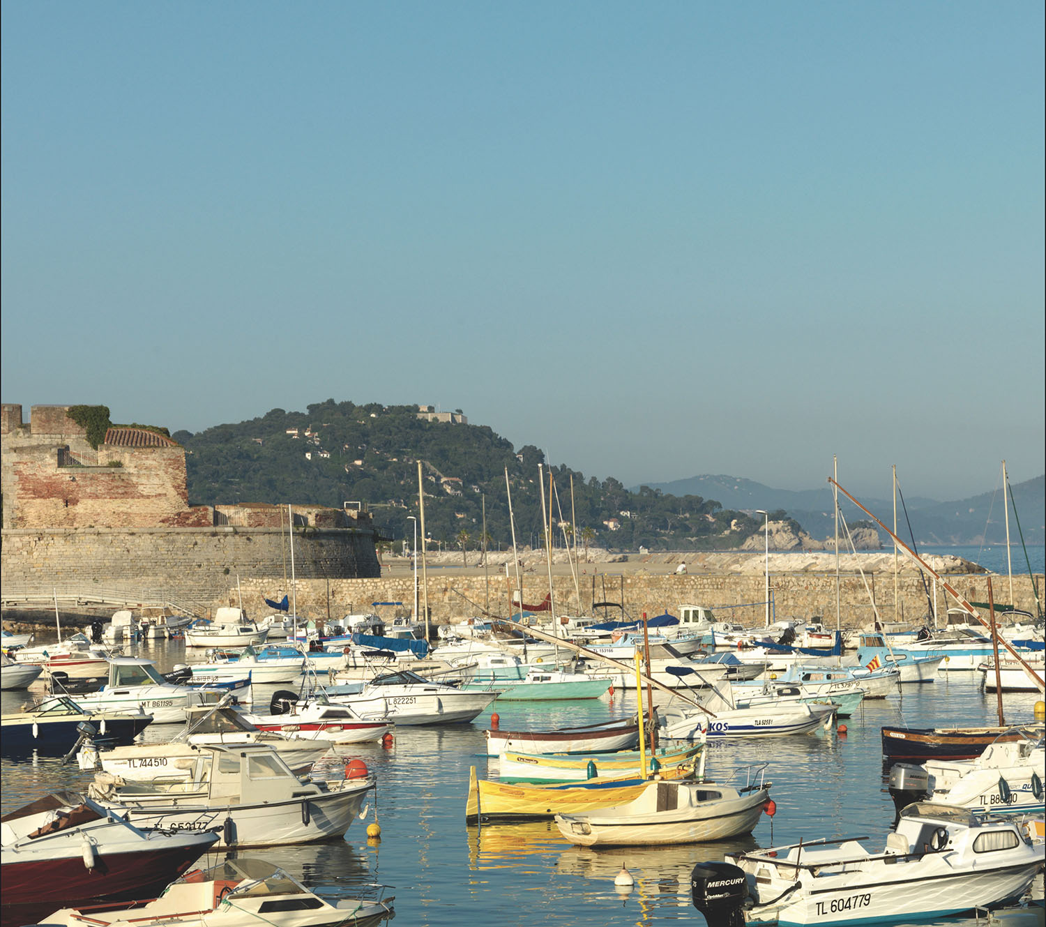 Mur d’image représentant un port typique avec des petits bâteaux de plaisance