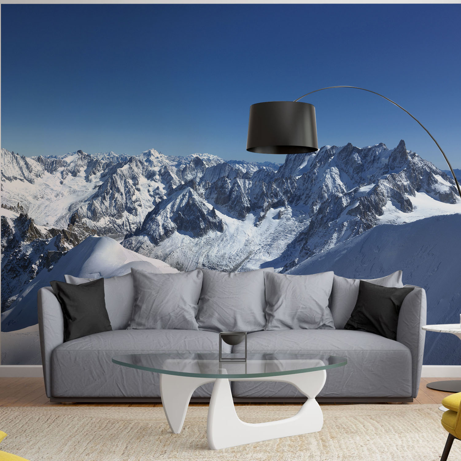 panoramique géant en trois bandes de papier intissé représentant la montagne et les neiges éternelles dans un salon moderne
