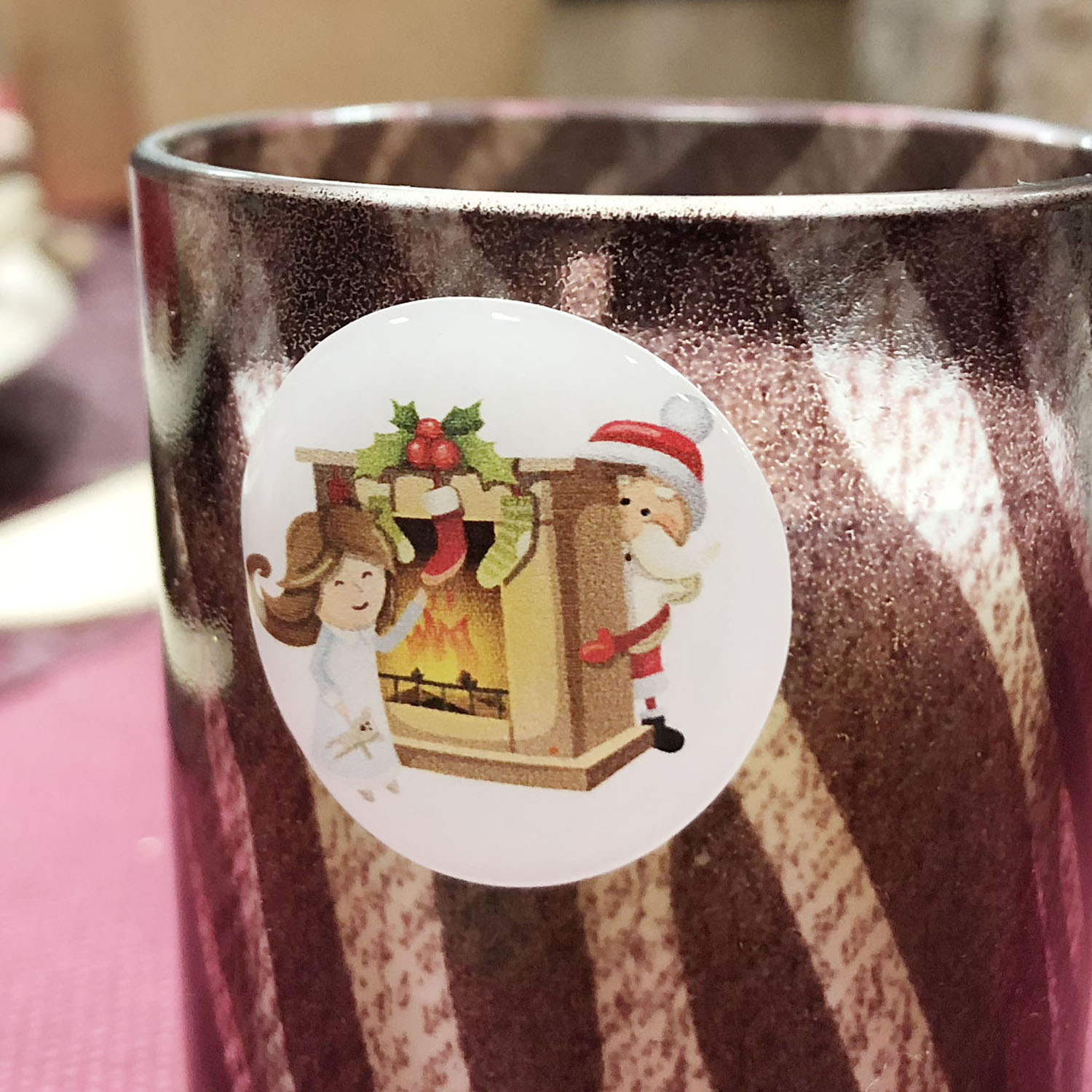 Pastille adhésive Père Noël cheminée de Noël avec ses chaussettes