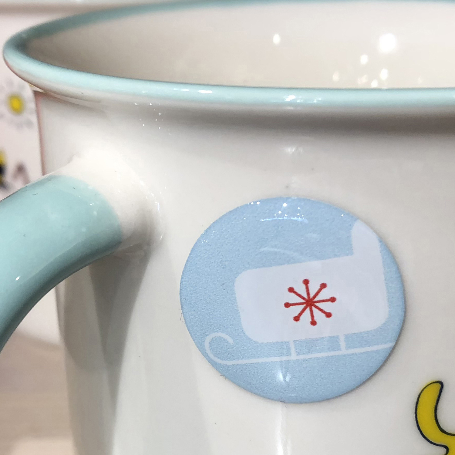 Tasse décorée avec un sticker 3D rond traineau du Père Noël