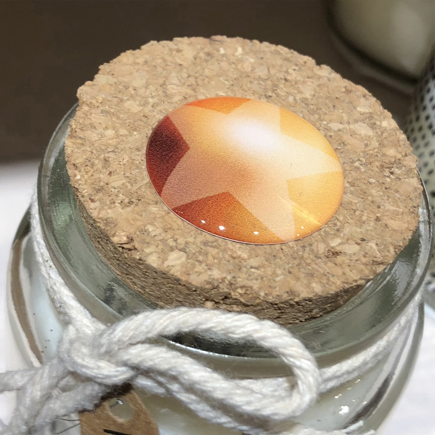 étoile or collée sur un pot en liège