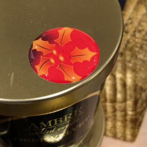 Pot en métal décoré avec un adhésif relief houx rouge