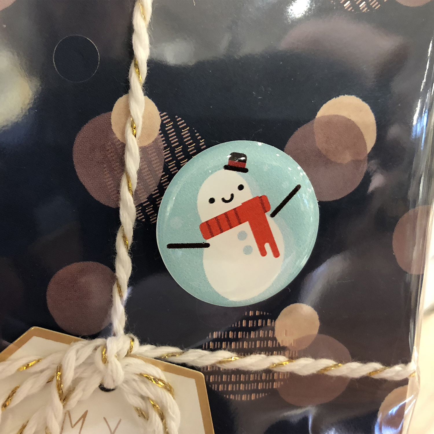 Sticker mural décoratif flocons de neiges argentés collés dans une pièce à vivre