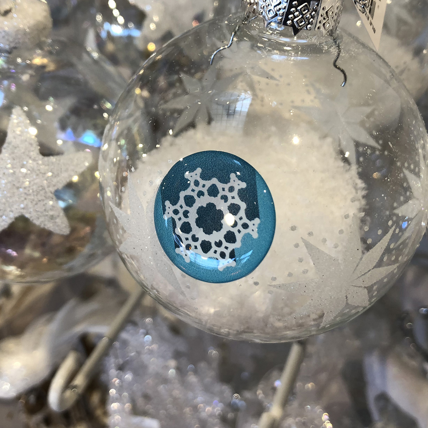 Flocon de neige collé sur une boule de Noël