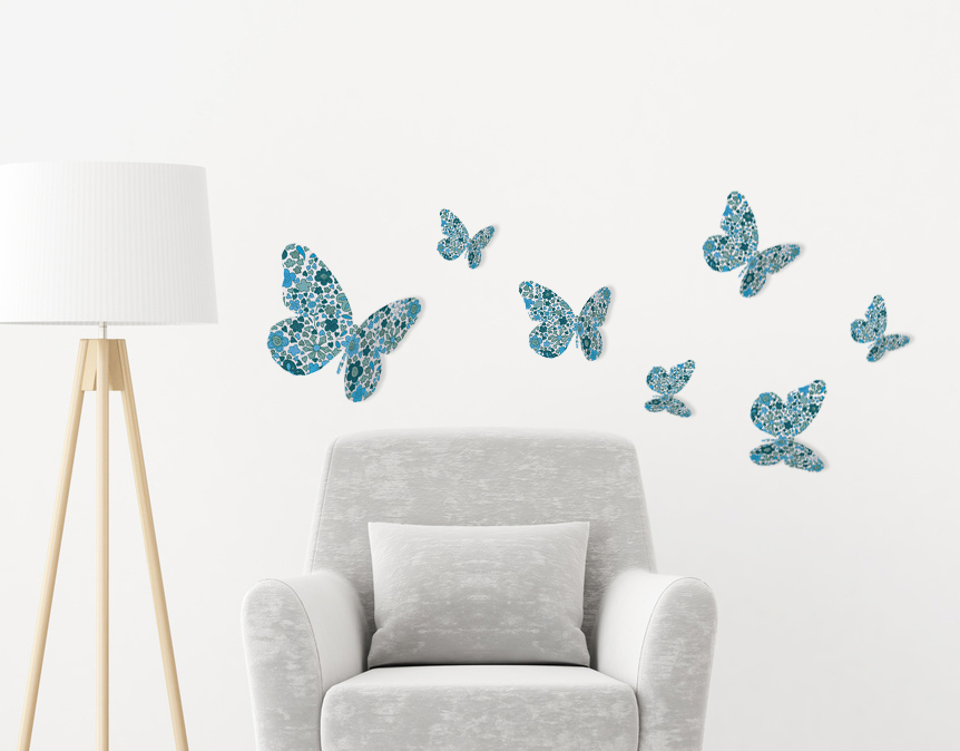 Vol de papillons bleus 3D collés au dessus d'un fauteuil blanc