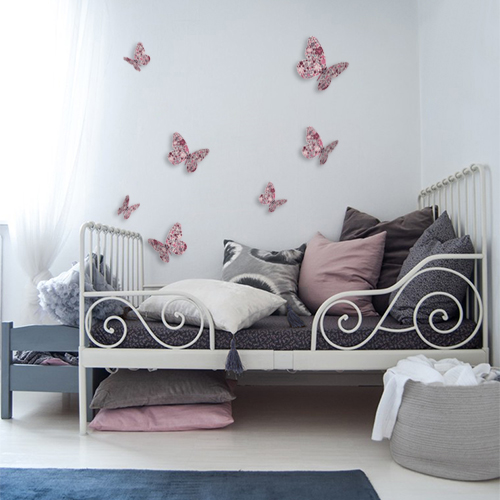 Stickers muraux Papillons roses en 3D collés dans une chambre à coucher