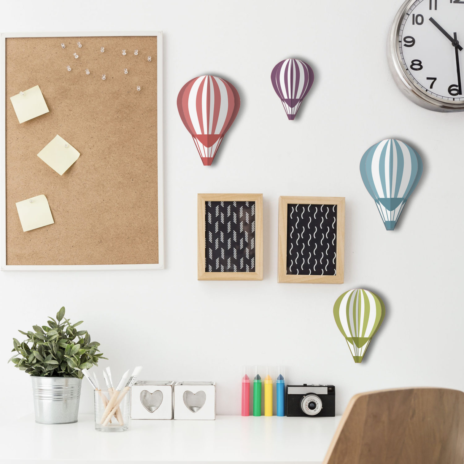 Adhésif décoration intérieur 3D montgolfières de couleurs pour mur blanc au dessus d'un bureau