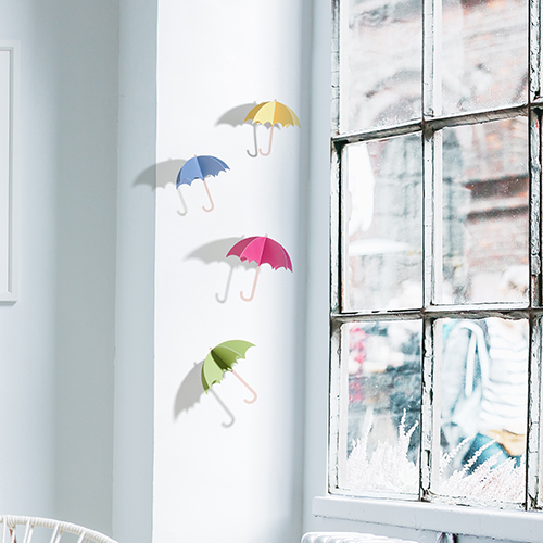 rebord de fenêtre décoré avec des parapluies colorés relief