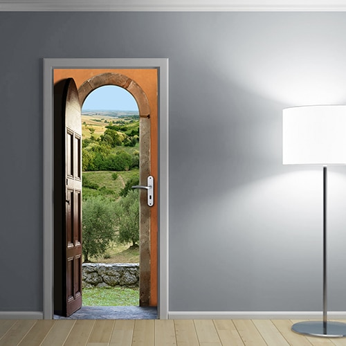 sticker porte Panorama de Provence avec une lampe sur mur gris pour voyager visuellement dans la nature provençale, ses oliviers et ses murs de pierre sèches