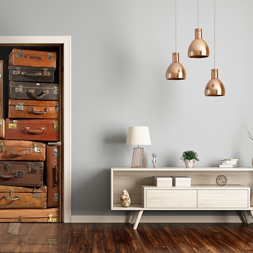 Sticker pour porte - Valises Vintages 1 Sticker de porte Valises Vintages dans une ambiance de salon moderne avec une table basse et des lampes rose dorées design