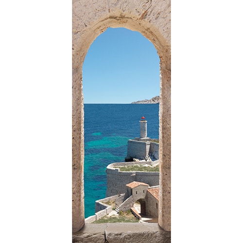 Sticker adhésif pour porte avec photo d'un paysage à l'intérieur d'une ville forte de Méditerranée entourée d'une mer turquoise avec un phare surplombant l’horizon.