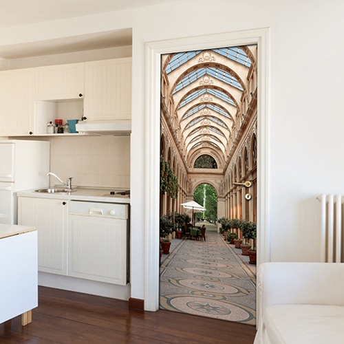 salle de séjour avec porte personnalisée par un adhésif déco de portes et placards au motif art déco nid d'abeille bleu canard et gris.