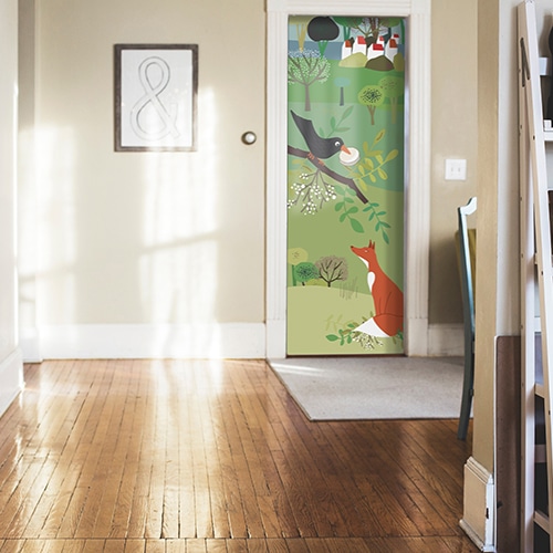 Pièce à vivre moderne et éclairée dont la porte est décorée avec un sticker autocollant décoratif mer tourmentée collé sur la porte