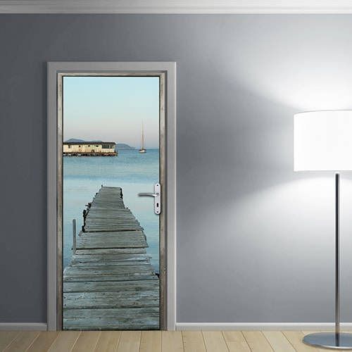 Mur bleu avec une porte baleine kawai collé sur la porte en son centre de salle d'attente ou d'entrée de maison