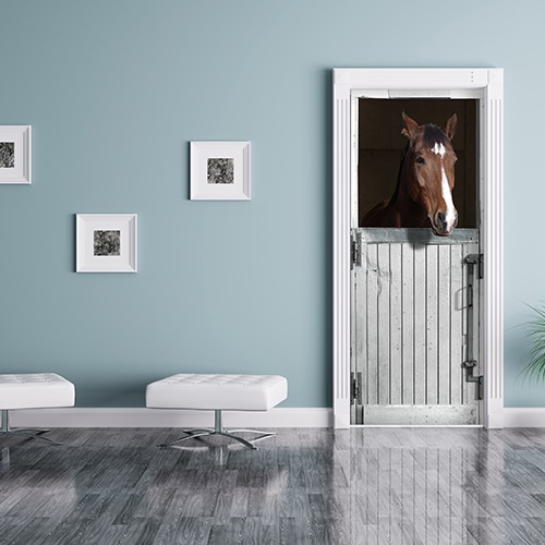 Un sticker pour porte Cheval et Box pour les amoureux des animaux ! mis en ambiance, 1ère proposition Stickers adhésifs trompe l'oeil porte Cheval et Box blanc