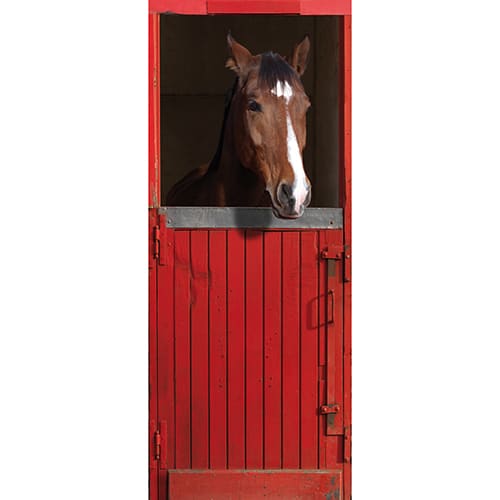 Adhésif autocollant pour porte composé d'un cheval dans son box en bois peint en rouge.