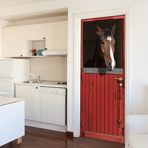 Un peu de nature et de compagnier dans votre appartement avec ce magnifique autocollant sticker adhésif avec un cheval dans son box de couleur rouge