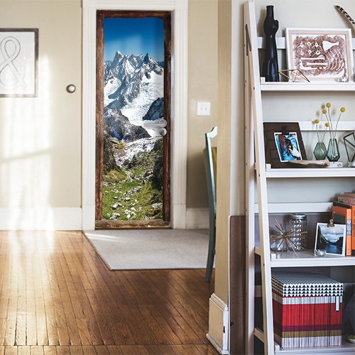 Entrée de la maison classique avec sticker trompe l'oeil vue sur la montagne enneigées pour s'évader marcher sur l'herbe printanière des alpes