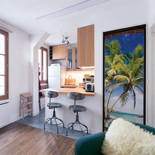 Appartement étudiant composé d'un ensemble mobilier moderne et cosy et d'une porte décorée par un trompe l'oeil d'une plage style 