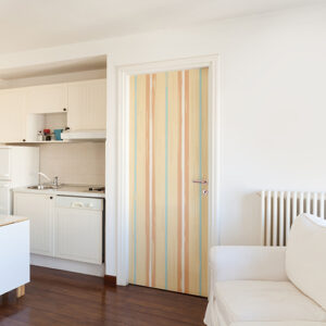 Appartement blanc dont la porte d'entrée près de la cuisine est décorée par un sticker déco cabine de plage