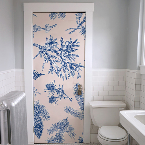 Salle d'eau dont la porte est ornée d'un sticker adhésif plantes bleues