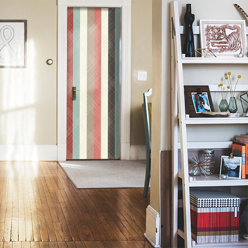 Salle à manger déco blanche avec une porte décorée par un sticker autocollant bandes multicolores