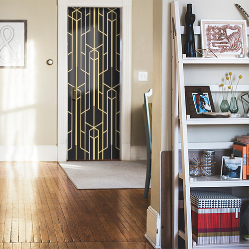 Maison bien rangée dont la porte d'entrée est décorée avec un sticker adhésif autocollant modèle noir et or