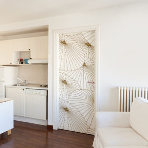 Studio spacieux blanc avec un sticker asiatique ombrelles collé sur la porte d'entrée