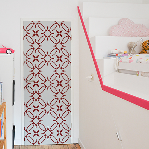 Chambre d'enfant dont la porte est décorée avec un sticker autocollant décoratif modèle rouge et blanc imitation céramique