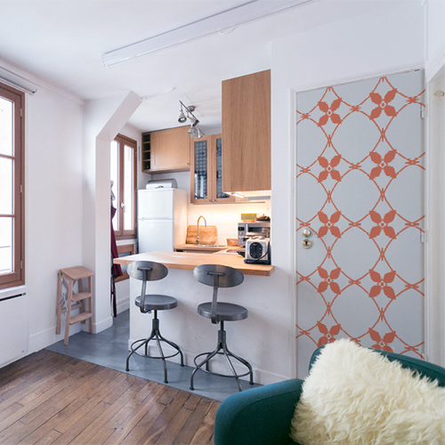 Studio adhésif et décoratif imitation céramique blanc et orange collé sur la porte d'un petit stuido moderne et cosy