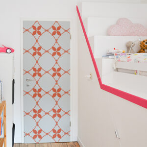 Sticker autocollant céramique blanc et orange collé sur la porte d'une chambre pour enfants