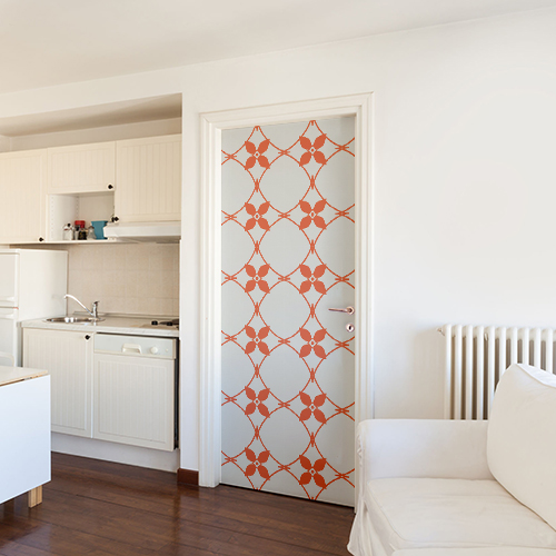 Grand studio blanc dont la porte est décorée par un autocollant céramique blanc et orange