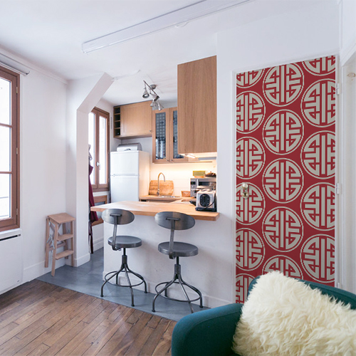 Petit appartement décoré avec un sticker autocollant motif asiatique blanc et rouge collé sur la porte d'entrée