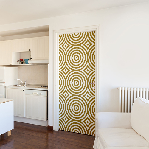 Appartement moderne blanc dont la porte est décorée avec un sticker autocollant ronds dorés