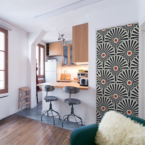 Petit appartement avec un sticker autocollant tri-colore collé sur la porte