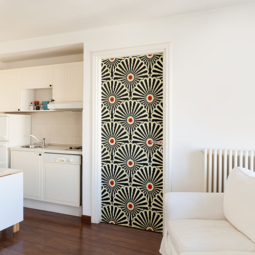 Porte d'entrée d'un studio décorée avec un sticker éventail tri-colore