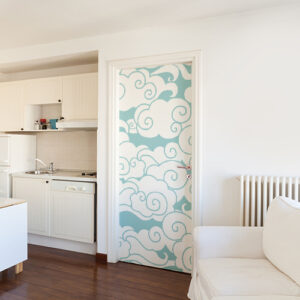 Appartement grande taille dont la porte est décoré avec un sticker autocollant nuages blancs